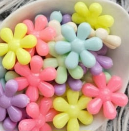 خرز ملون بأشكال مختلفة